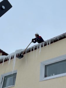 Уборка снега с крыш
